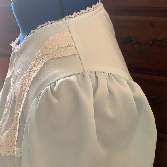 Miss Elaine long-sleeved silky nightgown. - Picture 5 of 13